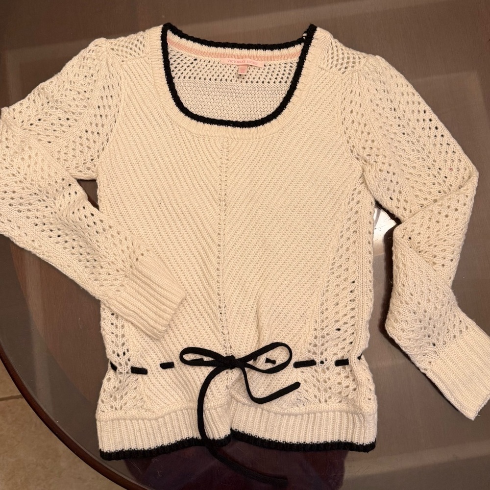 Victoria's Secret Cream Sweater with Black Accents Size SP / 4